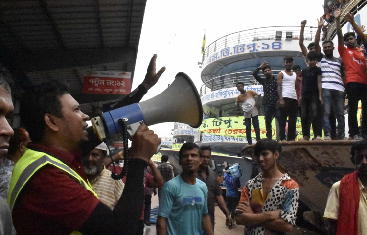 ঘাটে যাত্রী সংকটের কারণে লঞ্চগুলোকে গন্তব্যের উদ্দেশ্যে ছেড়ে যেতে ঘণ্টার পর ঘণ্টা অপেক্ষা করতে হচ্ছে। ছবি: বিপ্লব দীক্ষিত