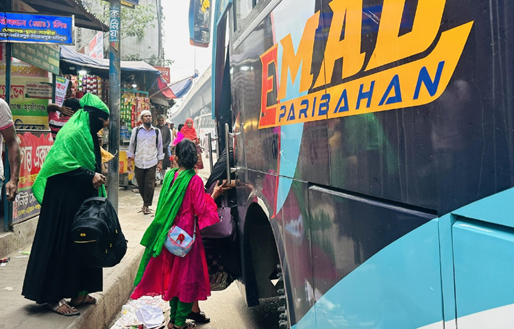 ঈদযাত্রায় মহাসড়কে গত ২দিন গাজীপুরের মহাসড়কে ব্যাপক যানজট দেখা গেলেও আজ রাস্তায় তেমন যানবাহনের চাপ নেই। ফলে স্বস্তিতে বাড়ি ফিরতে পারবেন ঘরমুখো মানুষ। ছবি: ইসমাইল হোসেন রাসেল