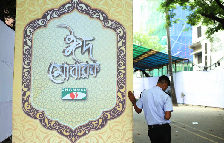 দায়িত্বরত সিকিউরিটি গার্ড। ছবি: মাহবুব আলম