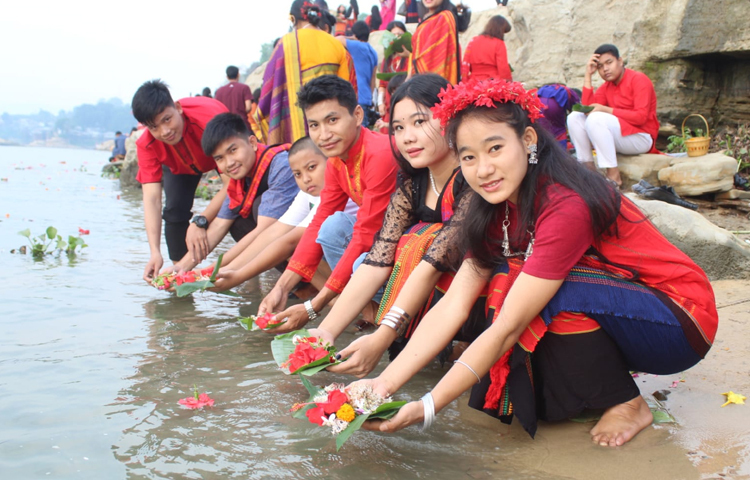 উৎসবে নারীরা বাহারি রঙের পিনোন হাদি আর ছেলেরা ধুতি, পাঞ্জাবি/ফতুয়া পরে। ছবি: সাইফুল উদ্দীন