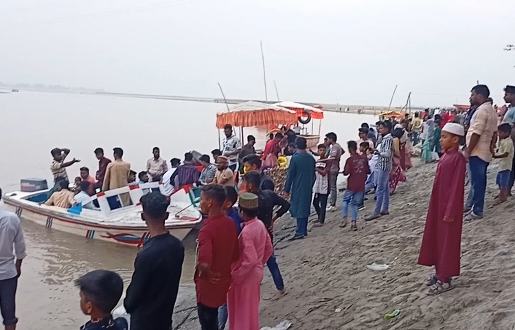 তিস্তার ভাটিতে নৌকা আর স্পিডবোটে যেন সমুদ্র-সৈকতের ছোঁয়া। ছবি: রবিউল হাসান