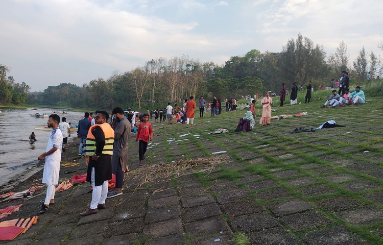 পরিবার-পরিজন নিয়ে ঘুরছেন অনেকে। ছবি: এম মাঈন উদ্দিন