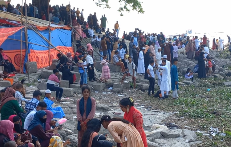 অনেকেই ক্যামেরাবন্দি করছেন আনন্দঘন এই মুহূর্তগুলোকে। ছবি: শরীফুল ইসলাম