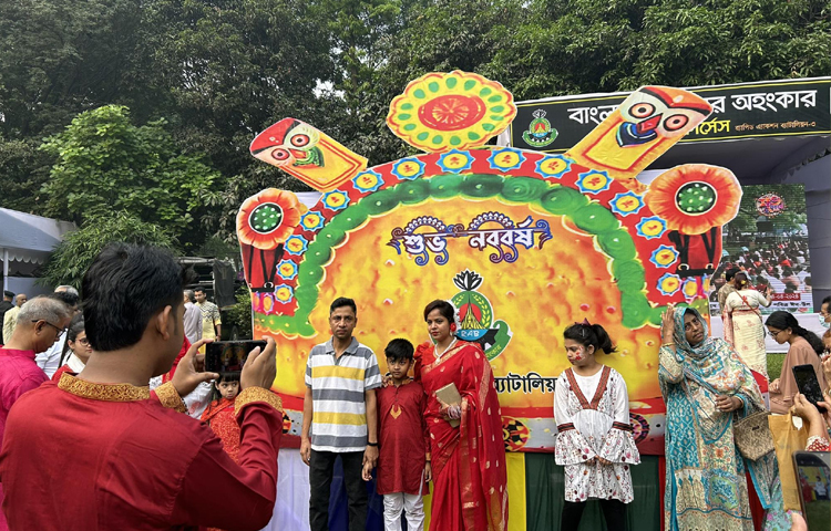 অনেকেই ফ্রেমবন্দি করে রাখছেন আনন্দঘন মুহূর্তকে। ছবি: মাহবুব আলম