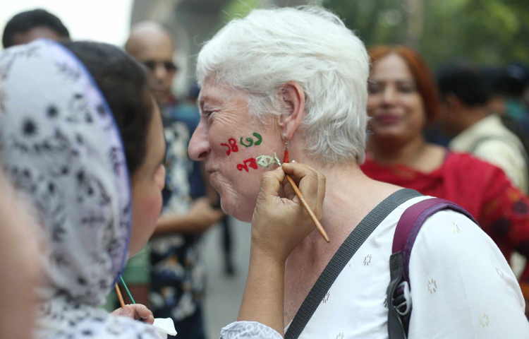 বাঙালির এই প্রাণের উৎসবে যোগ দিয়েছেন বিদেশিরাও। ছবি: মাহবুব আলম