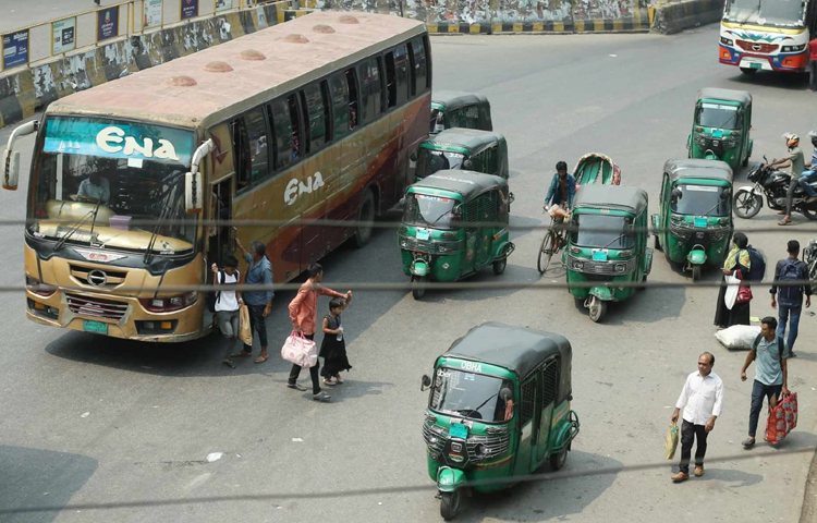 এখনো সড়ক, রেল ও নৌপথে ঢাকামুখী মানুষের ভিড় রয়েছে। ট্রেন, বাস ও লঞ্চে রাজধানীর কর্মস্থলে ফিরেছেন লাখ লাখ মানুষ। ছবি: আবদুল্লাহ আল মিরাজ