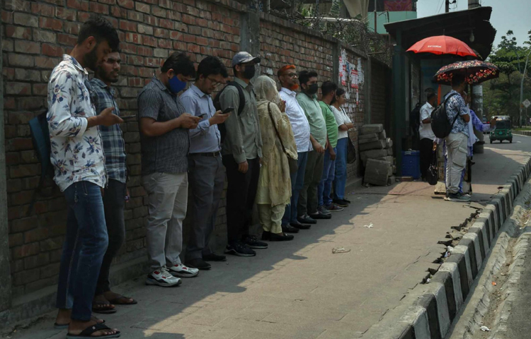 সূর্যের তাপ এতই বেশি যে, খোলা আকাশের নিচে হাঁটলেও গরম বাতাস লাগছে চোখে-মুখে। ছবি: মাহবুব আলম