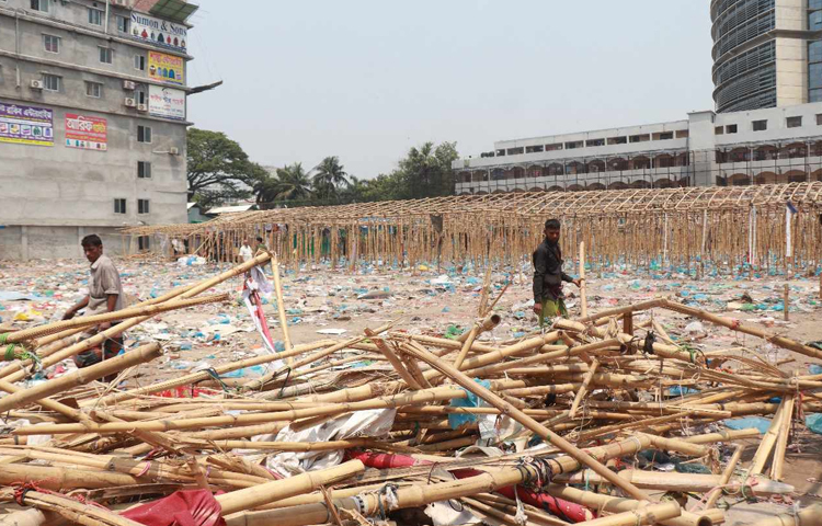 আজ সকাল ৯টা থেকে বঙ্গবাজারের জায়গায় অস্থায়ী দোকানপাট উচ্ছেদ শুরু করেছে ডিএসসিসি। ছবি: মুসা আহম্মেদ