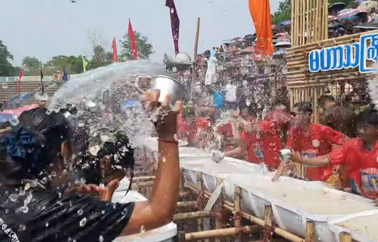 পানি নিয়ে পরস্পরের দিকে ছুড়ে মারছেন তরুণ-তরুণীরা। ছবি: মাহবুবুল ইসলাম পলাশ