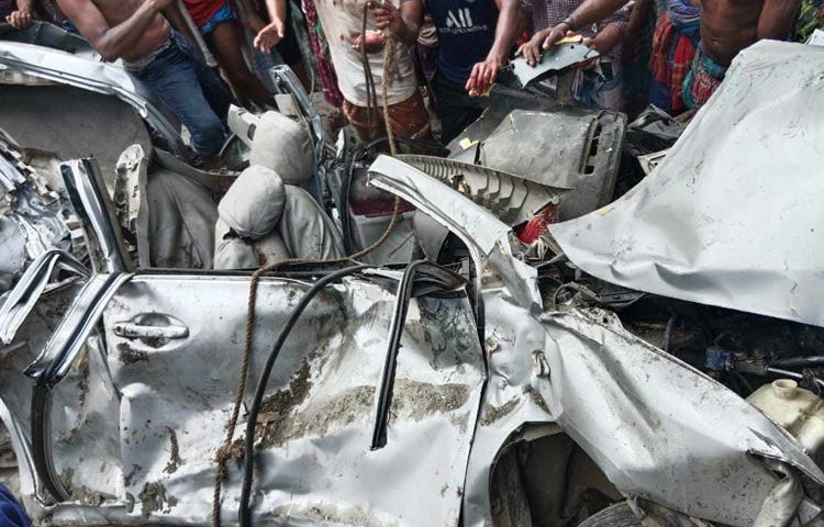 আজ দুপুর ২টার দিকে পৌর এলাকার পশ্চিম পাশে পঞ্চম চীন-বাংলাদেশ মৈত্রী গাবখান সেতুর টোলপ্লাজায় ভয়াবহ এ দুর্ঘটনা ঘটে। ছবি: আতিকুর রহমান