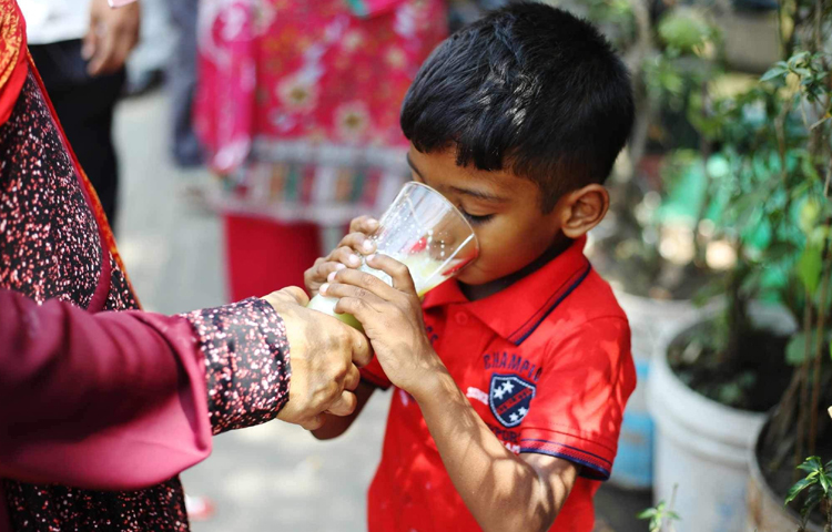 আবহাওয়া অধিদফতরের তথ্যমতে, দেশের ওপর দিয়ে বয়ে যাওয়া চলমান তাপপ্রবাহ আরও তিনদিন অব্যাহত থাকতে পারে। এরপর তাপমাত্রা আরও বাড়ার আশঙ্কা রয়েছে। ছবি: মাহবুব আলম