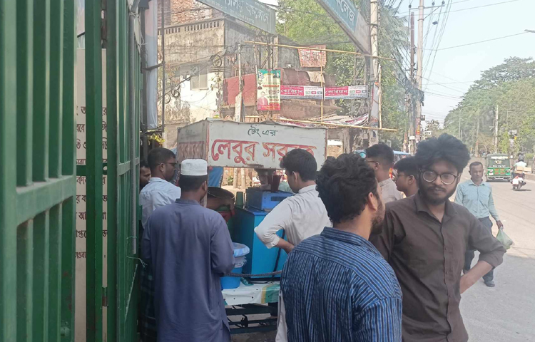গরমে তেষ্টা মেটাতে অনেকেই ভিড় করছেন ডাব, শসা, গাজর ও বরফ মেশানো শরবতের দোকানে। ছবি: মফিজুল সাদিক