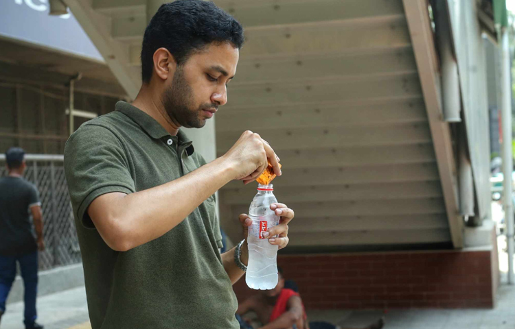 অনেকে আবার পানিতে স্যালাইন মিশিয়ে খাচ্ছেন। ছবি: মাহবুব আলম