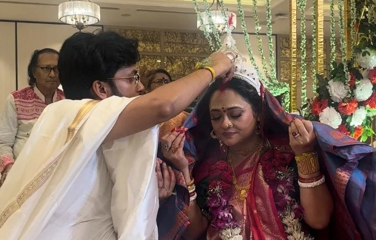 ঘরোয়াভাবেই তাদের বিয়ের সব আনুষ্ঠানিকতা সম্পন্ন হচ্ছে। ছবি: ফেসবুক থেকে