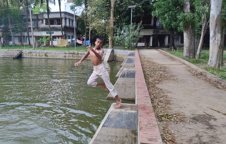 পানিতে ঝাঁপ দেওয়ার প্রস্তুতি নিচ্ছে দুরন্ত এক শিশু। ছবি: এম মাঈন উদ্দিন