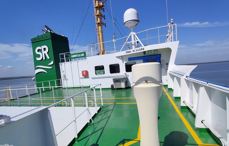 আজ জাহাজে থাকা ৫৫ হাজার মেট্রিক টন কার্গো খালাসের কাজ শুরু হলে এতে অন্তত পাঁচদিন সময় লাগবে। তবে এর আগে জিম্মিদশা থেকে মুক্ত বাংলাদেশি ২৩ নাবিককে বরণে দুবাইয়ে প্রস্তুতি নিয়েছে জাহাজের পরিচালনা প্রতিষ্ঠান এস আর শিপিং লিমিটেড। এসময় নাবিকদের স্বাস্থ্য পরীক্ষার পাশাপাশি থাকবে সংক্ষিপ্ত ছুটি কাটানোর সুযোগ। ছবি: এমভি আবদুল্লাহর ক্যাপ্টেন মোহাম্মদ আবদুর রশিদের সৌজন্যে পাওয়া