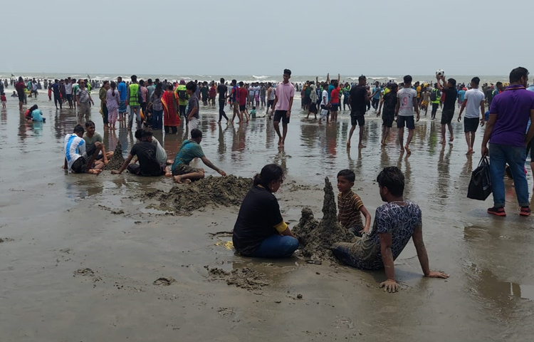 ভর দুপুরেও লোকারণ্য বেলাভূমি ও সাগর তীর। ছবি: সায়ীদ আলমগীর