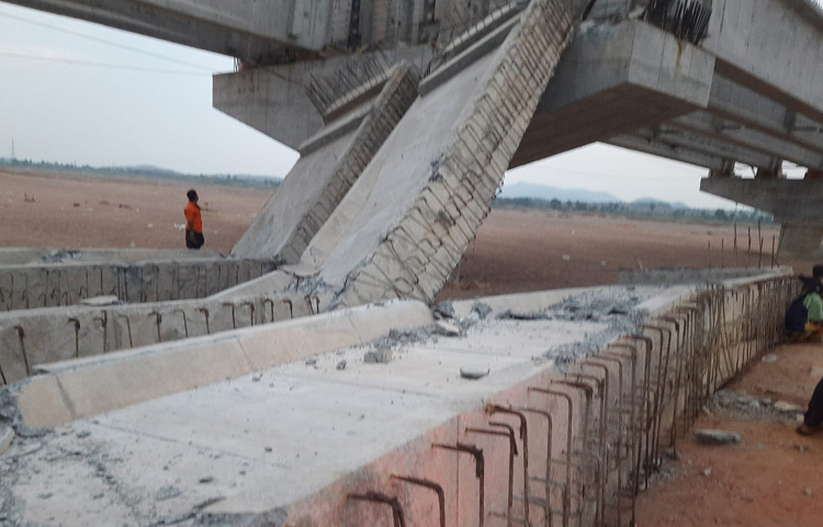জানা যায়, সেতু ধসে পড়ার মাত্র এক মিনিট আগে সেখান দিয়ে একটি বাসে করে ৬৫ জনের বরযাত্রী গিয়েছিল। আরেকটু হলে তারা কংক্রিটের নিচে চাপা পড়তো। সৌভাগ্যক্রমে তারা বেঁচে গেছেন। ছবি: সংগৃহীত