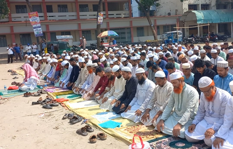 আজ সকাল ৯টায় ওলামা মাশায়েখদের আয়োজনে চাঁদপুর শহরের হাসান আলী উচ্চ বিদ্যালয় মাঠে এ নামাজের আয়োজন করা হয়। ছবি: শরীফুল ইসলাম