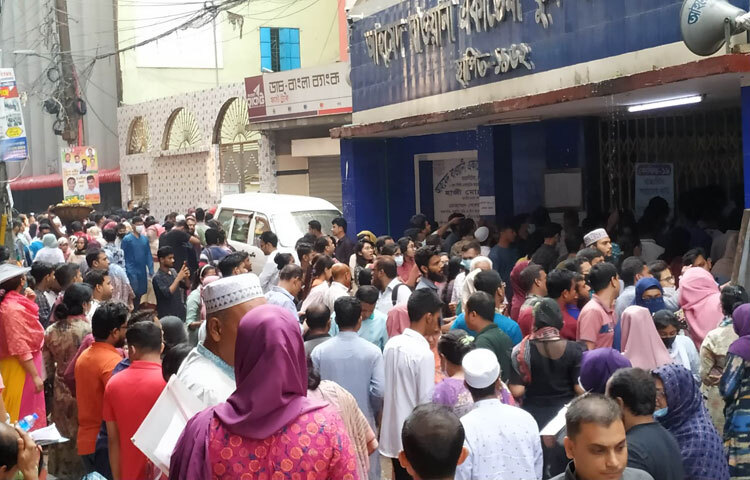 ৪৬তম বিসিএসের প্রিলিমিনারি পরীক্ষা অনুষ্ঠিত হয়েছে। আজ সকাল ১০টায় দেশের ৮ বিভাগীয় শহরের ২১৫ কেন্দ্রে একযোগে এ পরীক্ষা অনুষ্ঠিত হয়। ২০০ নম্বরের এ পরীক্ষা চলে দুপুর ১২টা পর্যন্ত। ছবি: জাগো নিউজ