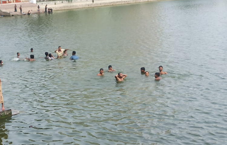 তীব্র গরমে কুমিল্লা নগরীর নানুয়া দিঘীতে আনন্দে মেতে উঠেছে তারা। ছবি: জাহিদ পাটোয়ারী