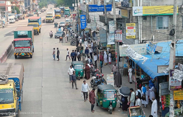 এতে যানবাহনশূন্য হয়ে চরম দুর্ভোগ পোহাতে হচ্ছে কর্মস্থলমুখী মানুষকে। অনেকে ধর্মঘটের বিষয়ে জানেন না। রাস্তায় গিয়ে গাড়ি না পেয়ে ঘণ্টার পর ঘণ্টা দাঁড়িয়ে থাকছেন। ছবি: এম মাঈন উদ্দিন