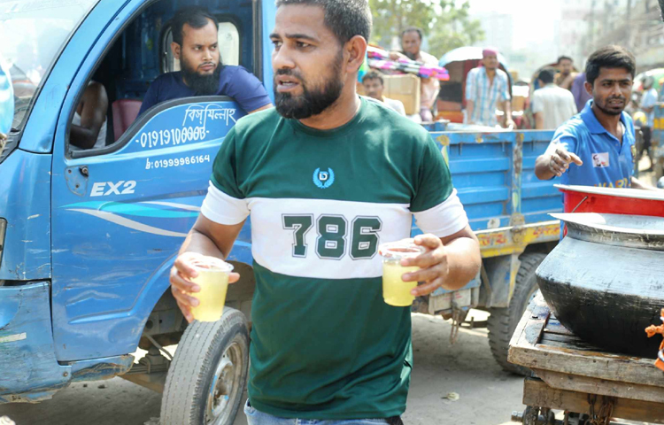 জানা গেছে, স্বেচ্ছাসেবীরা পেশায় ব্যবসায়ী। ছবি: মাহবুব আলম