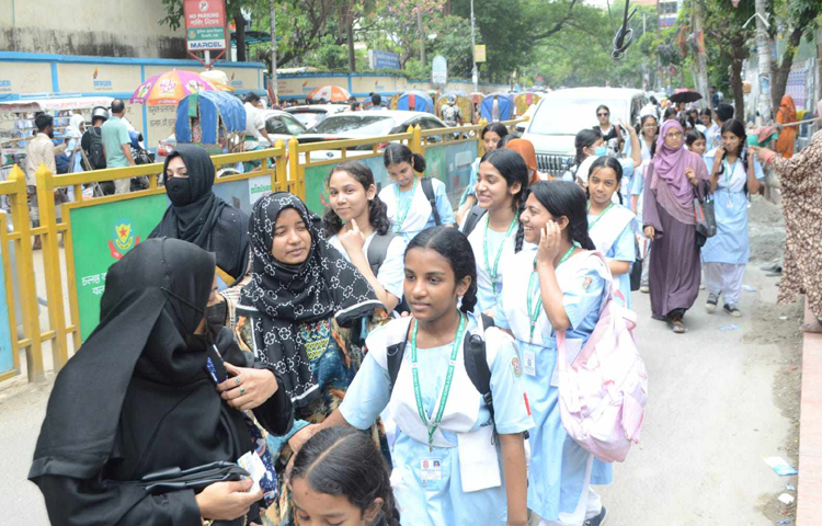 তাপপ্রবাহ সহনীয় পর্যায়ে না আসা পর্যন্ত অ্যাসেম্বলি বন্ধ থাকবে। শ্রেণি কার্যক্রমের যে অংশটুকু শ্রেণিকক্ষের বাইরে পরিচালিত হয়ে থাকে এবং সূর্যের আলোর সংস্পর্শে আসতে হয়, সেসব কার্যক্রম সীমিত থাকবে। ছবি: বিপ্লব দীক্ষিত