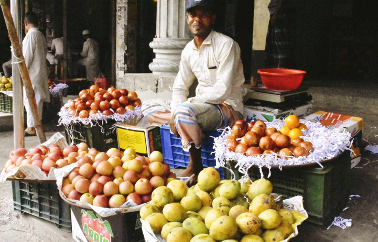 ভ্রাম্যমাণ বিক্রেতারা ফলের ঝুড়ি সাজিয়ে বসেছেন। ছবি: বিপ্লব দীক্ষিত