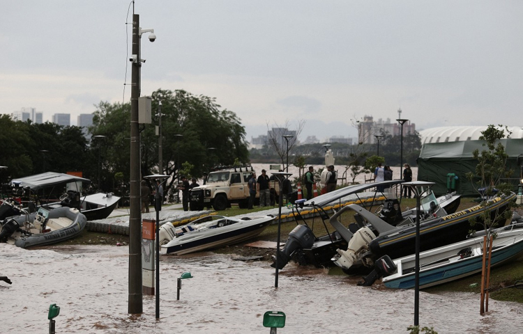 ব্রাজিলের জাতীয় দুর্যোগ ব্যবস্থাপনা বিভাগ জানিয়েছে, রাজ্যের দক্ষিণাংশ আরও বন্যার উচ্চঝুঁকিতে রয়েছে। অনেক স্থানেই বিশুদ্ধ খাবার পানির অভাব দেখা দিয়েছে। এছাড়া বহু বাড়িঘর বিদ্যুৎবিচ্ছিন্ন অবস্থায় রয়েছে। ছবি: এএফপি