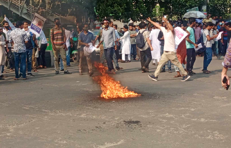 সড়কে আগুন জ্বালিয়ে অবরোধ করছেন চাকরিপ্রত্যাশীরা। ছবি: হাসান আলী