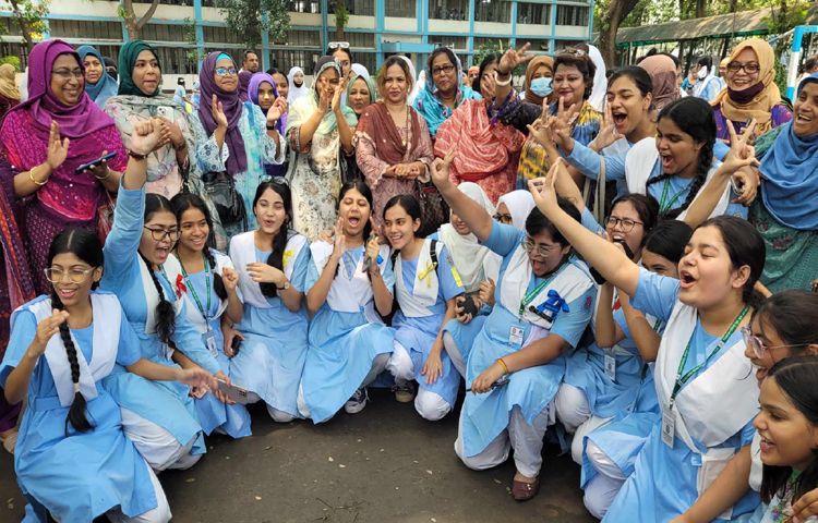 ফলাফলে শিক্ষার্থীর পাশাপাশি আনন্দিত অভিবাবকরাও। ছবি: রায়হান আহমেদ