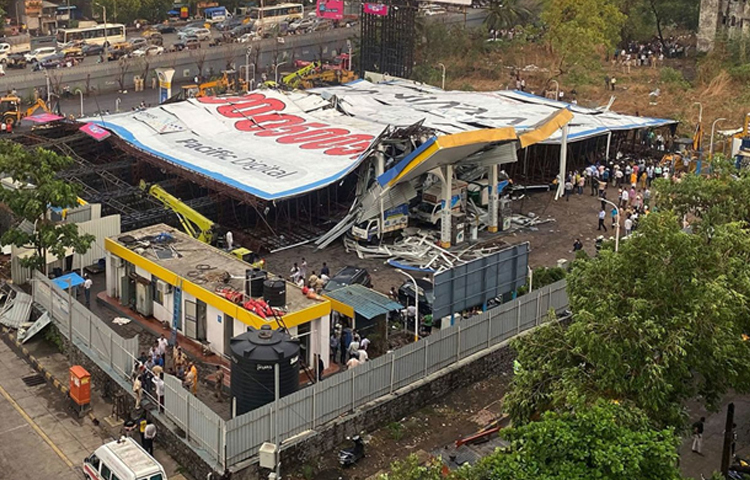 বেশ কিছু ফুটেজে দেখা যায়, বিশাল বিলবোর্ডটি ঘাটকোপার শহরের পূর্ব শহরতলিতে একটি ব্যস্ত রাস্তার কাছে ভবনগুলোর ওপর এটি ভেঙে পড়ে। ছবি: সংগৃহীত