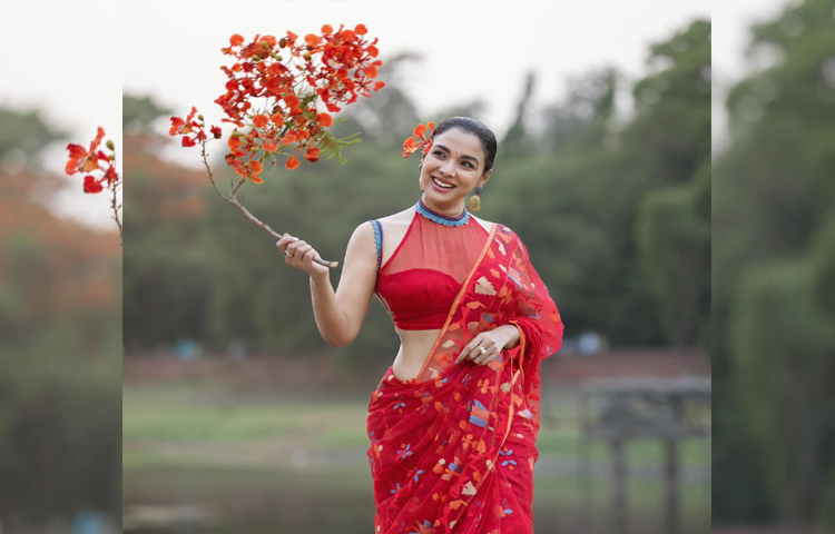 ক্যাপশনে লিখেছেন, ‘কৃষ্ণচূড়ার বনে বনে আগুন লেগেছে।’ ছবি: ফেসবুক