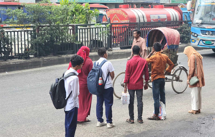 সড়ক অবরোধের কারণে তীব্র যানজট দেখা দিয়েছে। অফিসগামী অনেক মানুষকে বাস থেকে নেমে পায়ে হেঁটে এবং রাইড শেয়ারিংয়ে যেতে দেখা গেছে। ছবি: আবদুল্লাহ আল মিরাজ