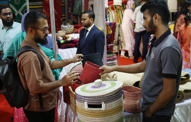 পাটের তৈরি নানা ধরনের পণ্য পাওয়া যাচ্ছে এ মেলায়। ছবি: মাহবুব আলম