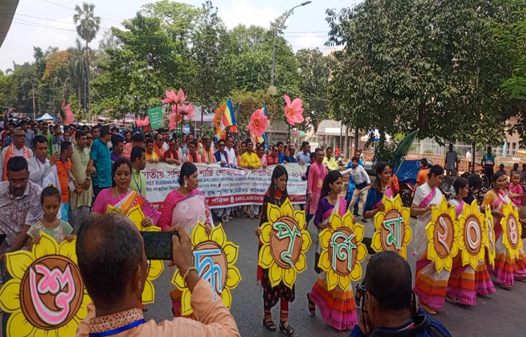 শোভাযাত্রায় দেশের বৌদ্ধ ধর্মের সামাজিক সাংস্কৃতিক ও নানা ধরনের সংগঠনের কর্মী ও বৌদ্ধ ধর্মাবলম্বীরা অংশ নেন। ছবি: হাসান আলী