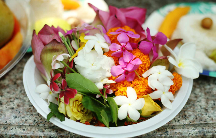 এদিন অনেকেই খাবারের ঢালা সাজিয়ে বৌদ্ধকে উৎসর্গ করেন পূজার মাধ্যমে। ছবি: মাহবুব আলম