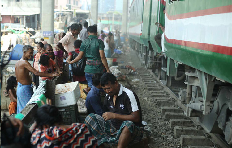 ক্রেতা আর বিক্রেতার হাঁকডাকে মুখর থাকে রেললাইনের ওপর থাকা মাছের বাজার। লাইনের ওপরই সাজানো সারি সারি মাছের হাঁড়ি। ছবি: মাহবুব আলম