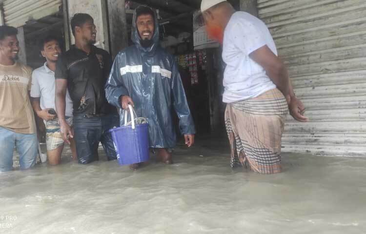 রাস্তাঘাটের পাশাপাশি পানি উঠেছে দোকানপাটসহ আশপাশের ঘরবাড়িতেও। ছবি: আসাদুজ্জামান মিরাজ