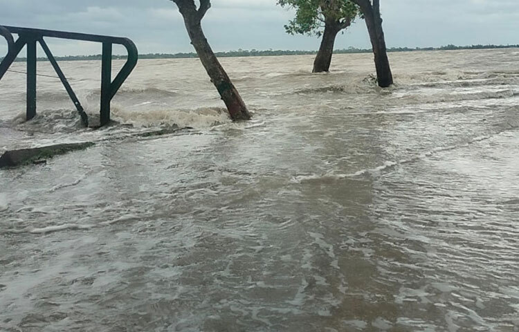 এছাড়া ঘূর্ণিঝড়ের প্রভাবে এরইমধ্যে মোংলা নদীতে যাত্রীবাহী ট্রলার চলাচল বন্ধ করে দেওয়া হয়েছে। ছবি: আবু হোসাইন সুমন