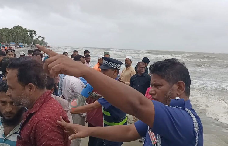 কুয়াকাটায় আগত পর্যটকদের নিরাপত্তা নিশ্চিত করতে তৎপর ট্যুরিস্ট পুলিশের সদস্যরা। তারা পর্যটকদের নিরাপদে রাখতে মাইকিংসহ নিরাপত্তার সংবাদ প্রচার-প্রচারণা করেছেন। ছবি: আসাদুজ্জামান মিরাজ