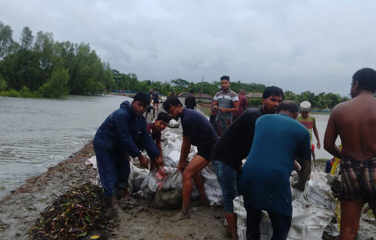 এছাড়া বাঁধের নিচু কয়েকটি জায়গা ছাপিয়ে লোকালয়ে পানি প্রবেশ করেছে। এসব জায়গায় এলাকার মানুষ রাতভর মেরামত কাজ চালিয়েছে। ছবি: আলমগীর হান্নান