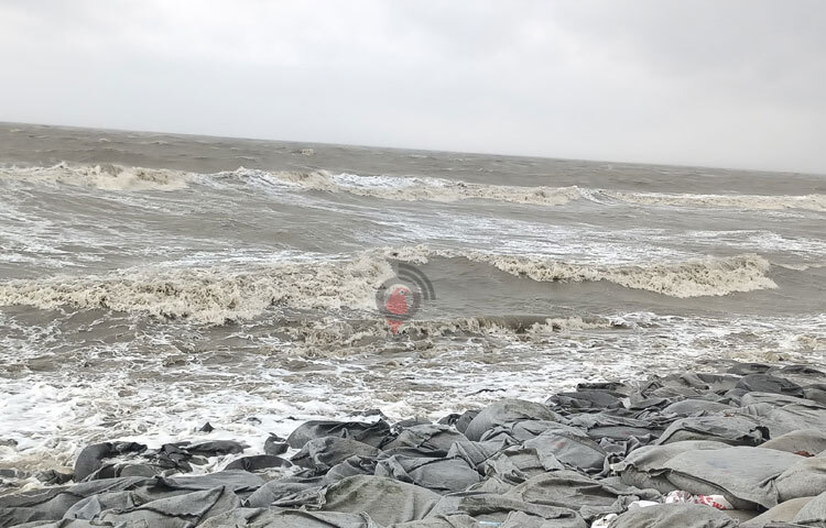 সৈকতে আছড়ে পরেছে বড় বড় ঢেউ। ছবি: আসাদুজ্জামান মিরাজ