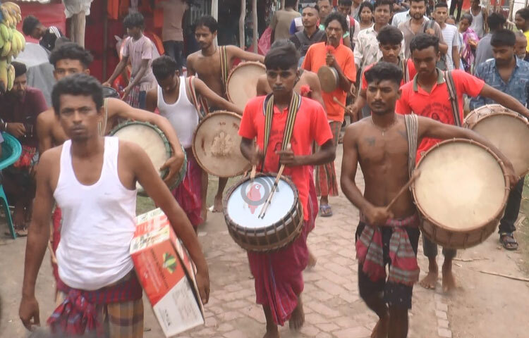 এ মেলায় আসা হাজার হাজার সাধু সন্ন্যাসী ও আর ভক্তরা একতারা আর দোতারায় সুর দিয়ে সারারাত মেতে থাকেন। আয়োজন করা হয় ছোট বড় অর্ধশতাধিক প্যান্ডেলে বাউল ও ধর্মীয় সঙ্গীতানুষ্ঠানের। গভীর রাত পর্যন্ত চলে ভক্তদের মধ্যে ভক্তসেবা কমিটির প্রসাদ বিতরণ। ছবি: আয়শা সিদ্দিকা আকাশী
