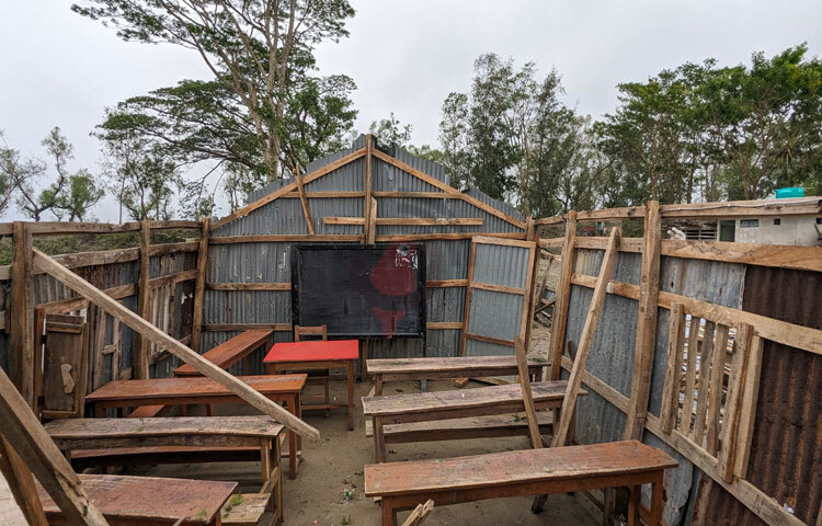 শ্রেণিকক্ষে ছড়িয়ে-ছিটিয়ে আছে বসার বেঞ্চ। ছবি: আসাদুজ্জামান মিরাজ