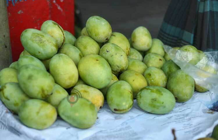 হিমসাগর ৮০ টাকা ও ল্যাংড়া ১১০ টাকা কেজি দরে বিক্রি হচ্ছে। ছবি: মাহবুব আলম