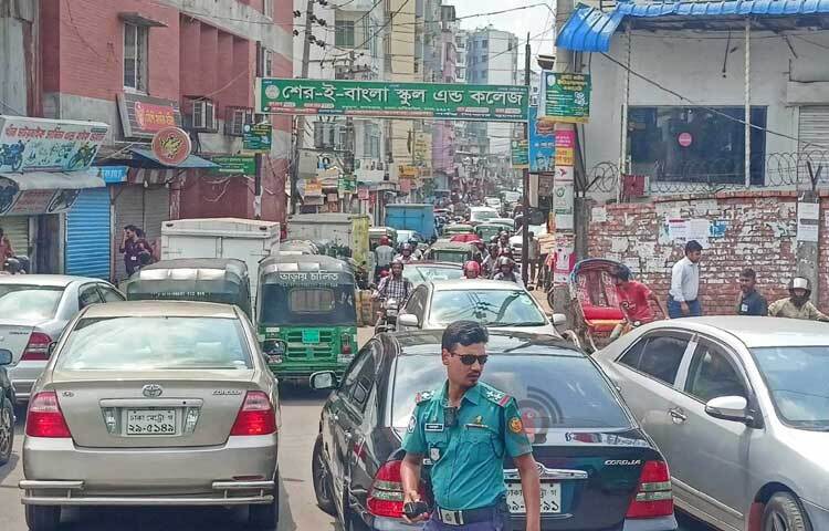 অনেক চেষ্টা করেও যানজট কমাতে পারছেন ট্রাফিক পুলিশরা। ছবি: মাহবুব আলম