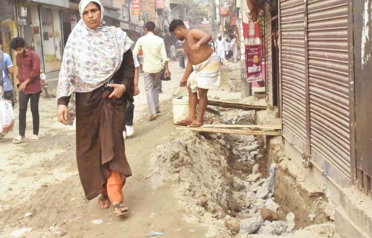জনস্বার্থের জন্য কাটা রাস্তা এখন জনগণের দুর্ভোগের কারণ হয়ে দাঁড়িয়েছে। ছবি: বিপ্লব দীক্ষিত