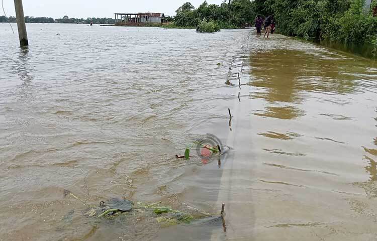 জানা যায়, সপ্তাহখানেক ধরে সুনামগঞ্জের নদ-নদীর পানি কখনো কমছে আবার কখনো বাড়ছে। এতে চরম দুশ্চিন্তায় পড়েছেন সুনামগঞ্জের ২০ লাখেরও বেশি মানুষ। ছবি: লিপসন আহমেদ